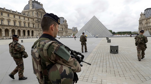 Fransa'nın başkenti Paris'te Louvre müzesine girmeye çalışan şahıs askere bıçaklı saldırı düzenlediği son dakika haberleri arasında.