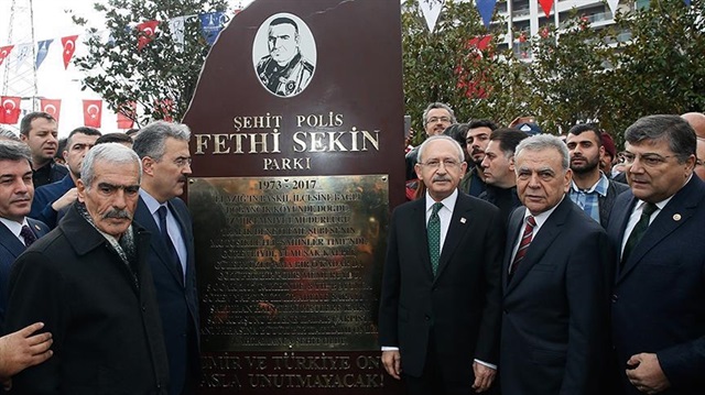 Şehit Polis Fethi Sekin Parkı'nın açılışına CHP lideri Kılıçdaroğlu, İzmir Büyükşehir Belediye Başkanı Kocaoğlu ve birçok isim katıldı.