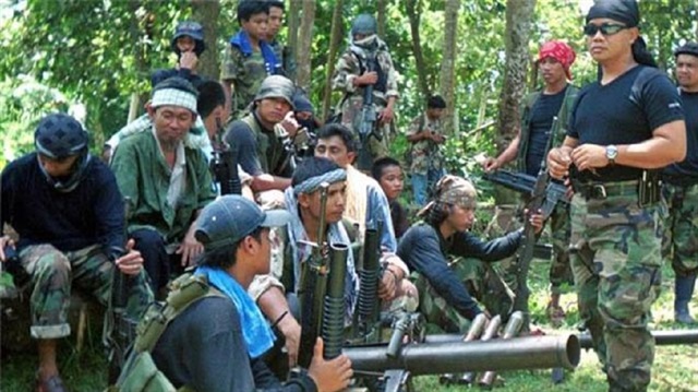 Filipinler'de Ebu Seyyaf militanları, Tuburan kasabası belediye başkanına yönelik saldırı düzenledi.