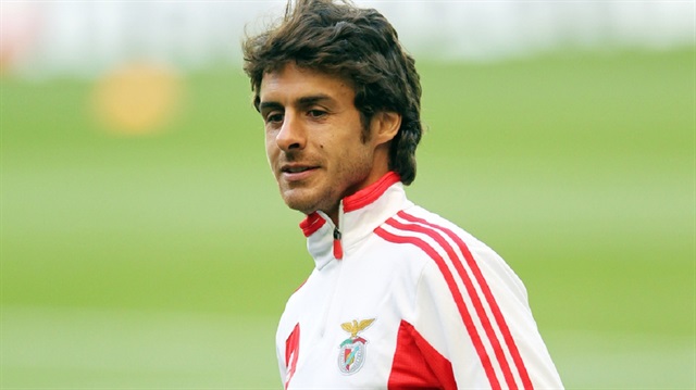 Kariyerinde Valencia Benfica Real Zaragoza ve River Plate formalarını giyen Aimar sahalara geri döndü.