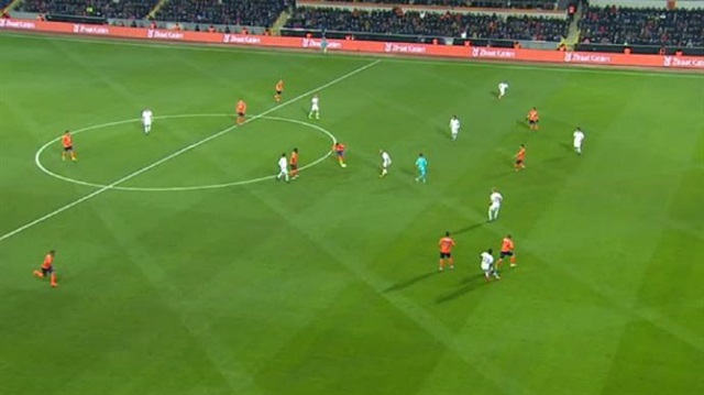 Başakşehir, Galatasaray karşısında gelişen bu atakta 1-0 öne geçti. 