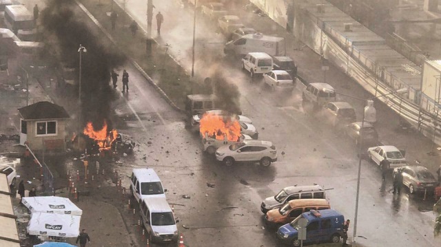 5 Ocak'ta ellerinde uzun namlulu silahlar ve bombalarla İzmir Adliyesi'ne girmeye çalışan hainler, polis memuru Fethi Sekin'in kahramanca mücadelesi sayesinde amaçlarına ulaşamamıştı.
