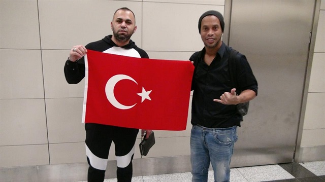 Ronaldinho Türk bayrağı ile