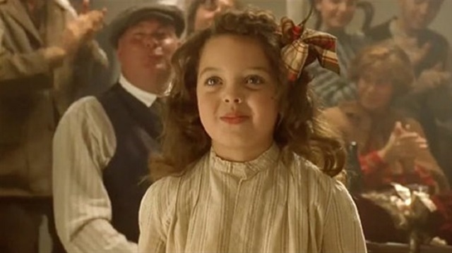 Leonardo DiCaprio ve Kate Winslet'ın başrollerini paylaştığı 1997 yılında yayınlanan Titanic filminde 'Cora' isimli küçük kızı canlandıran Alex Owens-Sarno'nun şimdiki halini görenler hayrete düşüyor.