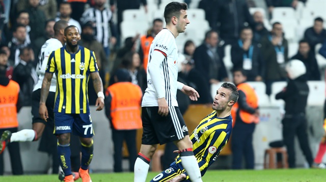Derbide galibiyeti getiren golü kaydeden Van Persie, gol sevincini maçta gerginlik yaşadığı Oğuzhan Özyakup'a bakarak yaşadı.