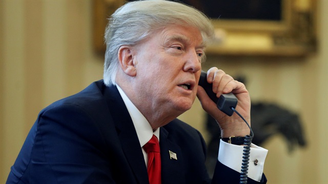 ABD Başkanı Donald Trump, Oval Ofis'te telefon görüşmesi yapıyor. 