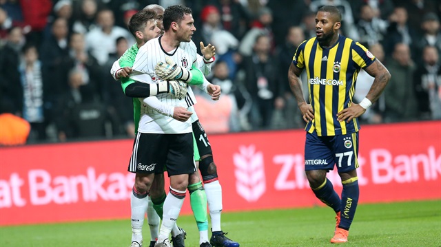 Siyah-beyazlıların savunmacısı Dusko Tosic, Van Persie ile girdiği iki mücadele sonrası Hollandalı futbolcuya yaptığı hareket sonrası kırmızı kart görmüştü.