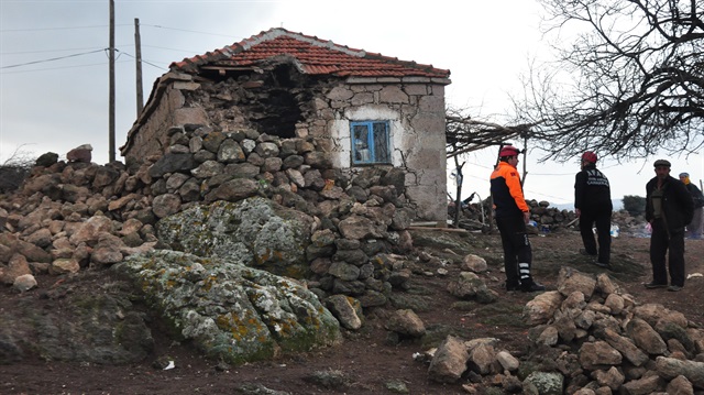 Ayvacık'taki depremde bazı evlerde yıkım ve hasar meydana geldi.