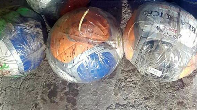 Voleybol topu içine tuzaklanmış bombalar bulundu. 