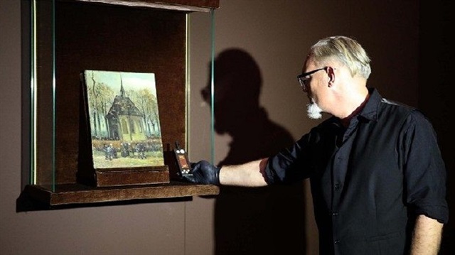 Napoli'de bir mafya baskınında ele geçirilen iki Van Gogh tablosu üç hafta boyunca sergilenecek.
