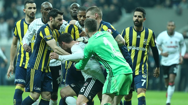 Beşiktaş-Fenerbahçe derbisinde yaşanan saha olayları sebebiyle iki takımda ciddi cezalarla karşılaşabilir.