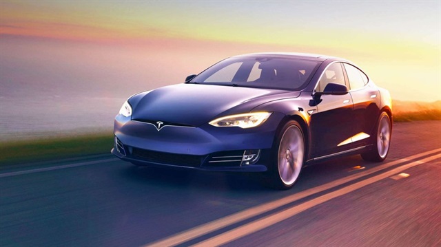 Tesla Model S P100DL 0'dan 100 km/s hıza 2.27 saniyede ulaşabiliyor.