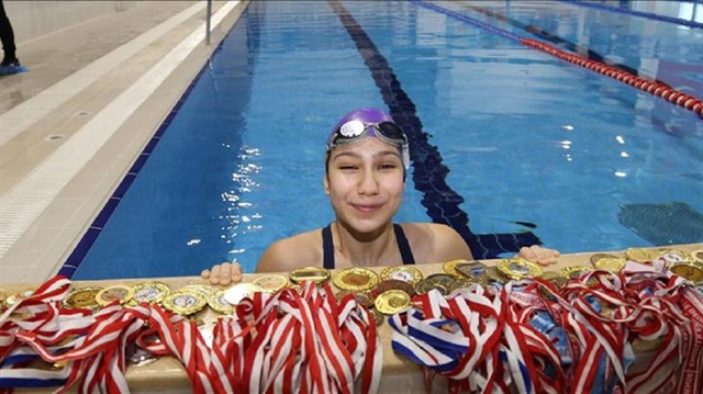 فتاة تركية تغلّبت على إعاقتها بالسباحة