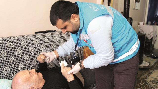 Kalp hastası Mehmet Olcay'ı muayene eden uzmanlar tedavi imkanı sağladı.