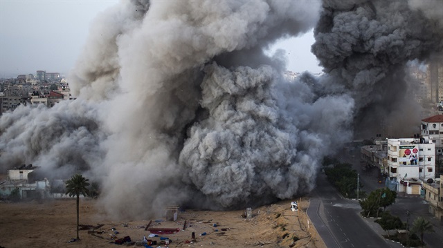İsrail'in 18 Kasım 2012'de Gazze'ye düzenlediği hava saldırısının ardından dumanlar gökyüzüne yükseliyor. 