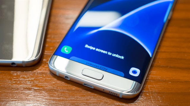 Samsung kullanıcıları, Android güncellemelerini rakiplerine göre geç dağıttığı için Samsung'a sitem ediyor.
