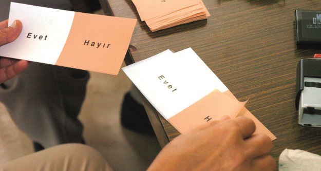 Erdoğan'ın anayasa değişiklik teklifini  halkoyuna sunulmak üzere Meclis'e  göndermesiyle halkoylaması süreci başladı.