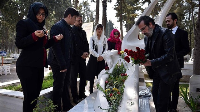 Mersin'de 2 yıl önce katledilen 19 yaşındaki üniversite öğrencisi Özgecan Aslan mezarı başında anıldı.