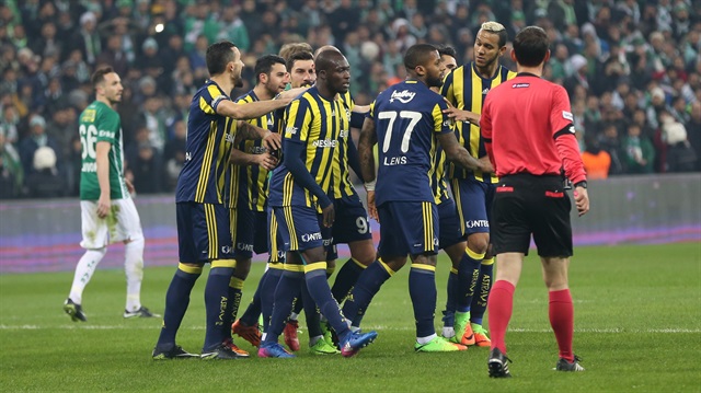 Fenerbahçe'nin Hollandalı yıldızı Bursa maçında gördüğü sarı kartla cezalı duruma düştü. 