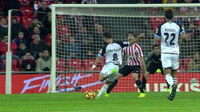 Emre Çolak attığı harika golle Deportivo'yu 1-0 öne geçirdi. 