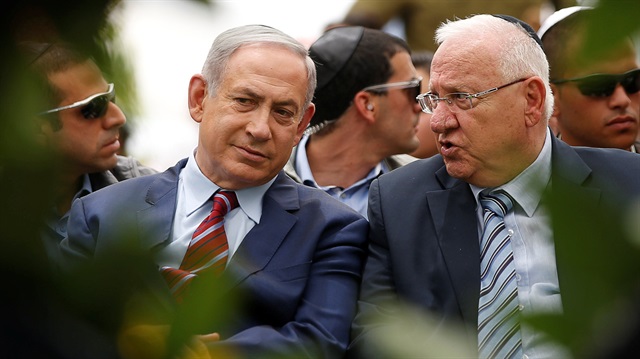 İsrail Başbakanı Binyamin Netanyahu ve İsrail Cumhurbaşkanı Reuven Rivlin katıldıkları bir törende konuşuyor. 