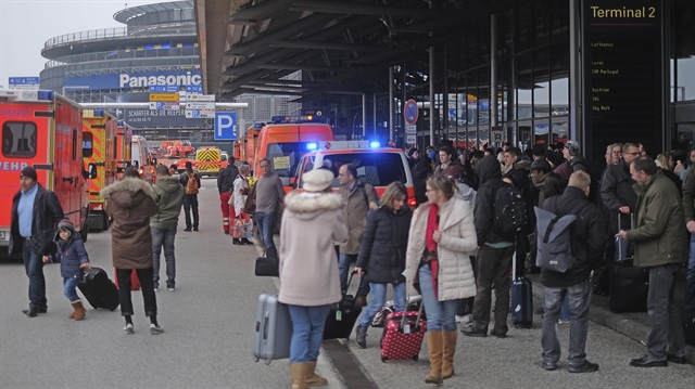 Almanya'nın Hamburg Havalimanı'nda bilinmeyen bir madde sebebiyle alarm verildi. Yolcular tahliye ediliyor. 