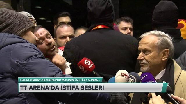 Galatasaray-Kayserispor maçının sonunda olay görüntüler oluştu. 