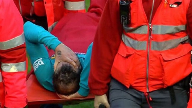 Vidal, sakatlanmasının ardından hastaneye kaldırıldı.