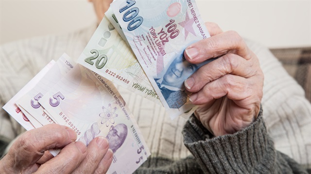 Milyonlarca emekliye, 2000 öncesi emekli olanlara yapılan gibi 50 ile 355 lira arasında zamlar gündeme gelecek. 