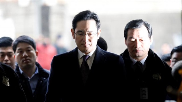 Lee has been summoned to appear at the Seoul office of the special probe team appointed to examine the wide-ranging case Monday morning.