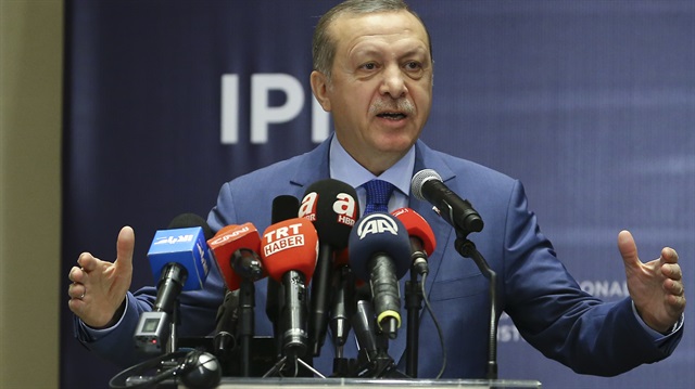 Cumhurbaşkanı Recep Tayyip Erdoğan, Bahreyn'deki Uluslararası Barış Enstitüsü'nde konuşuyor. 