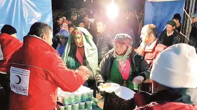 Kızılay, bölge halkına yardım çalışmalarını sürdürüyor.