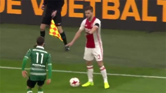 Ajaxlı Veltman üstüne gelen rakibini el hareketiyle durdurdu ve oyuna devam etti.