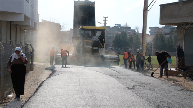Şanlıurfa'nın Suruç ilçesinde asfaltlama çalışmaları sürdürülüyor.