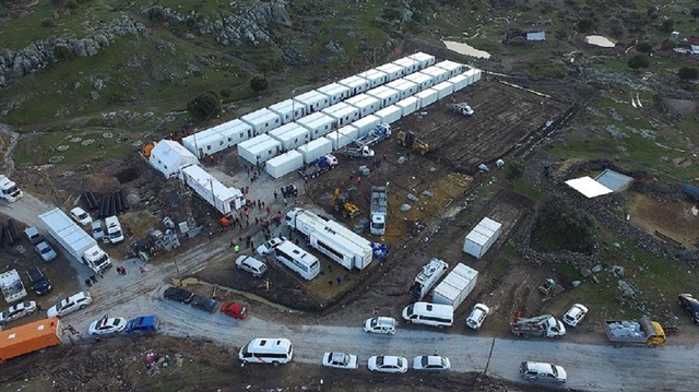 Deprem bölgesi Ayvacık'ta okullar bir gün daha tatil edildi.