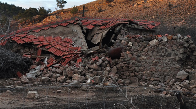 Çanakkale'de bir haftadır devam eden depremler nedeniyle bin yapıda hasar meydana geldi. 