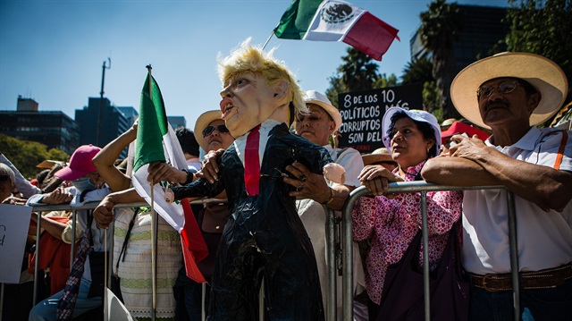 Meksika'da on binlerce kişi Donald Trump'ı protesto etti.