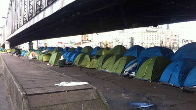 Köprü altına kurulan onlarca çadırda sığınmacılar barınmaya çalışıyor.