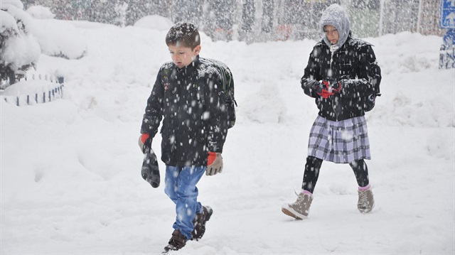 Yoğun kar yağışı nedeniyle Ordu ve Giresun'da okullar bir gün süreyle tatil edildi.