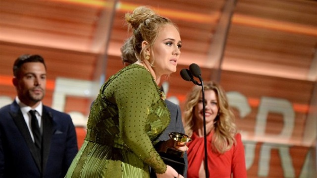 Müzik dünyasının en prestijli ödülleri olan Grammy'de bu sabaha karşı kazananlar belli oldu. 59. Grammy gecesine "yılın albümü" ve "yılın şarkısı" ödülleri dahil 5 ödülle Adele damgasını vurdu. 