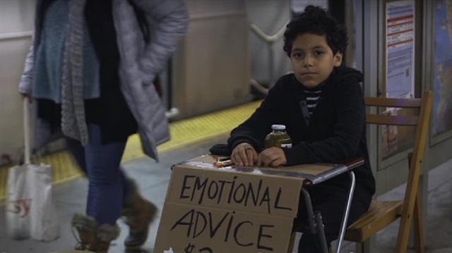 New York'ta 11 yaşındaki bir çocuk kendi gibi küçük masasını attığı metroda yetişkinlere terapi seansları veriyor. 