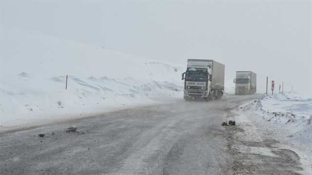 Tendürek Geçidi'nde kar yağışı ulaşımı zorlaştırıyor.