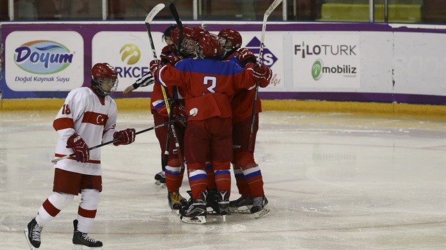 Türkiye, buz hokeyinde Rusya'ya 42-0 yenilerek ağır bir mağlubiyet aldı. 
