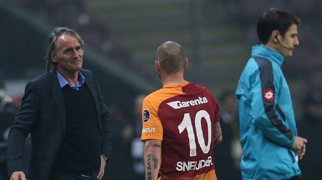 Galatasaray'ın yıldız isimlerinden Sneijder, Riekerink'in gönderilmesi kararını eleştirdi.