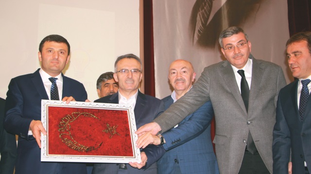 AK Parti Gümüşhane İl Başkanlığı Danışma Meclisi Toplantısına katılan Maliye Bakanı Naci Ağbal'a Türk bayrağı işlemeli bir tablo hediye edildi.