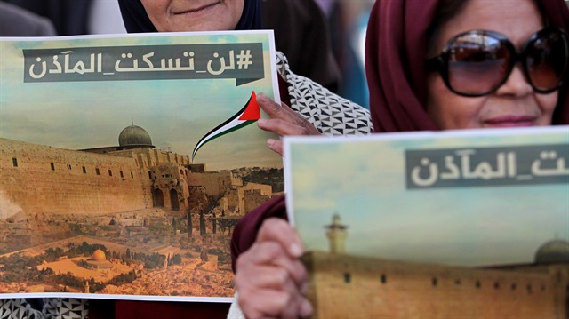 Filistin'de her gruptan bir araya gelen onlarca kişi, ezan yasağına tepki göstererek, "Ezanı susturamazsınız" yazılı pankartlar taşıdı. 