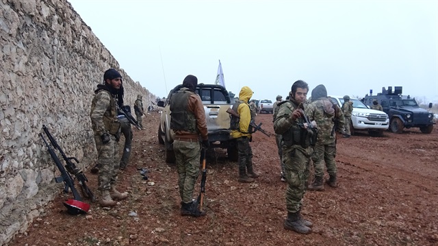 Fırat Kalkanı Harekatı'nda ÖSO askerleri, El-Bab'da ilerliyor. 