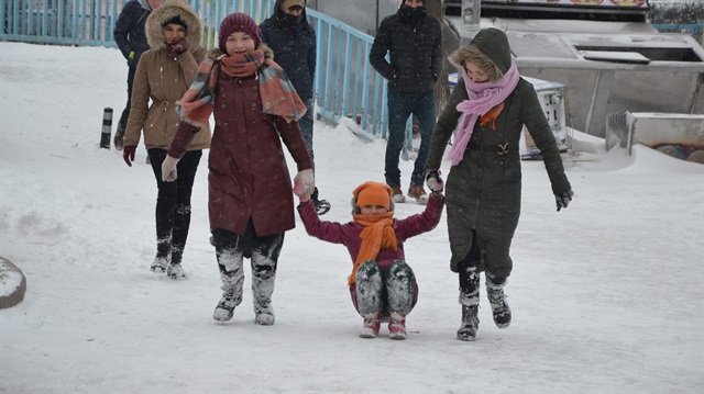 Yoğun kar yağışı nedeniyle bazı illerde okullar tatil edildi. 