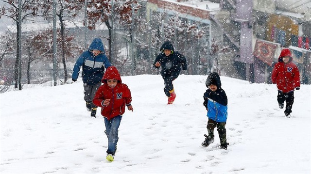 Kar yağışı nedeniyle bazı illerde okullar tatil edildi.