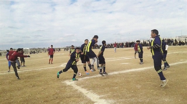 Turnuvada top koşturan Suriyeli gençler birincilik için yarışıyor.